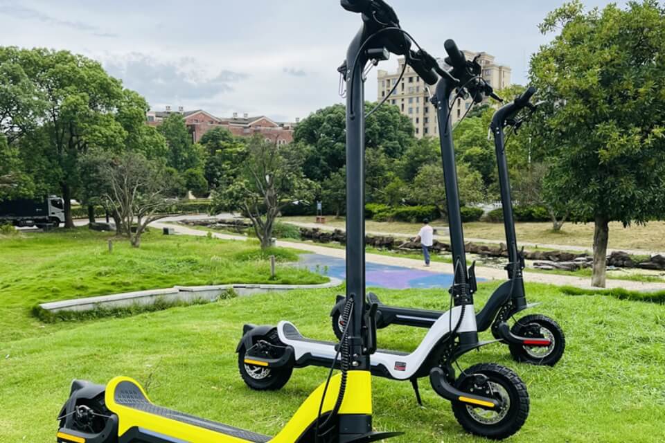 Skuter Tendangan Listrik