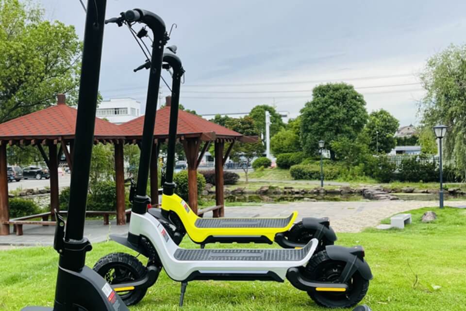 Skuter Tendangan Listrik