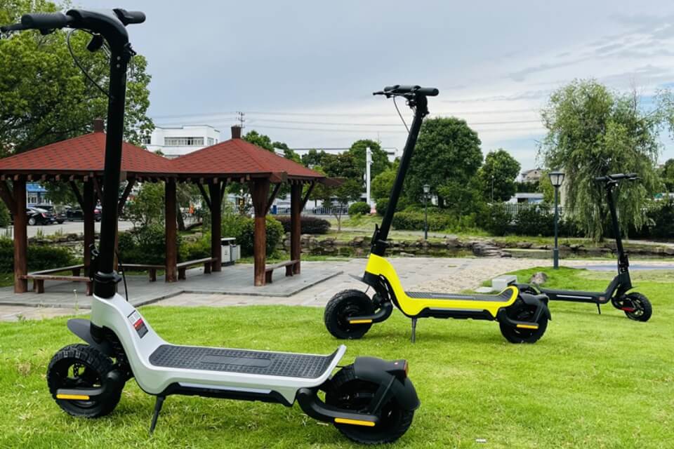 Skuter Tendangan Listrik